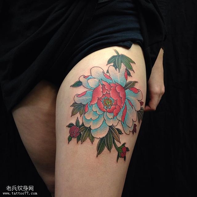 大腿的牡丹纹身图案
