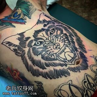 背部点刺狮子纹身图案