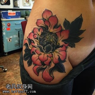 肩部的黑牡丹纹身图案