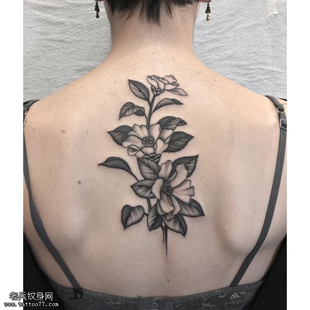 背部点刺的花卉纹身图案