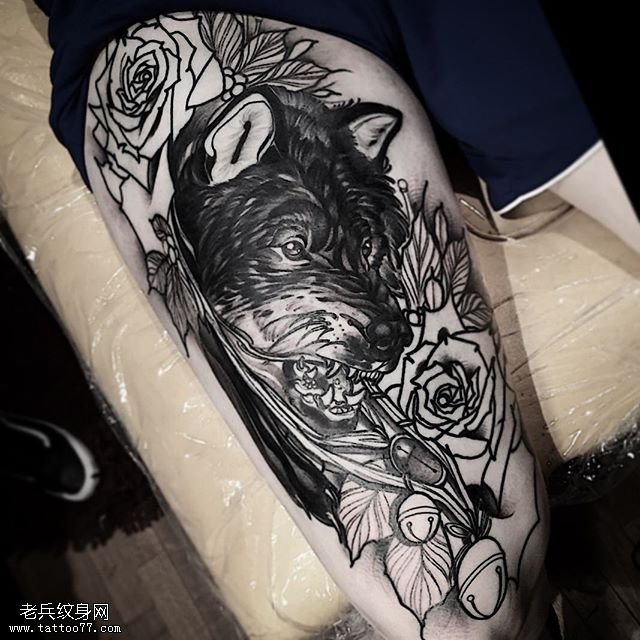 腿部黑灰狼玫瑰纹身图案