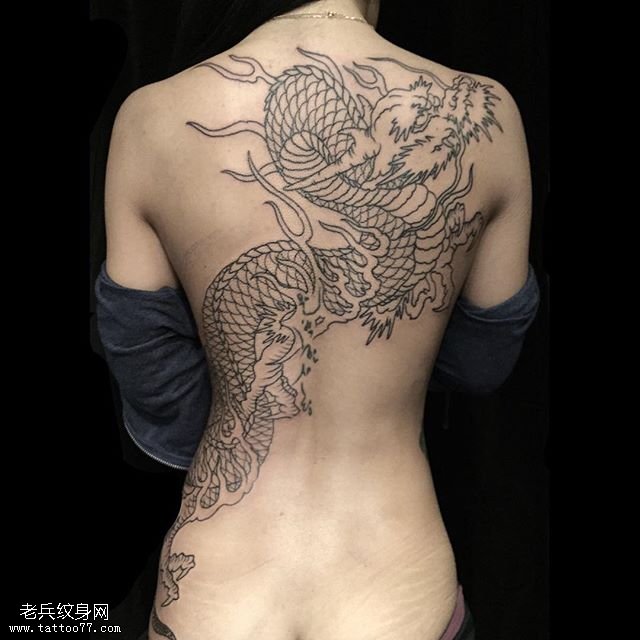 背部点刺一条龙纹身图案