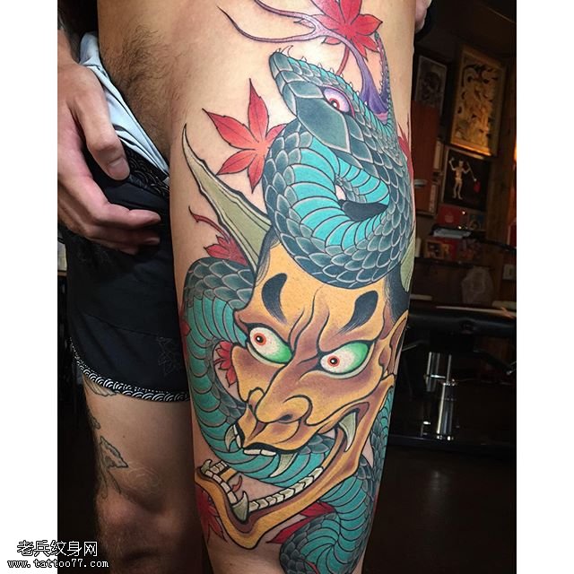 大腿彩绘蛇般若纹身图案