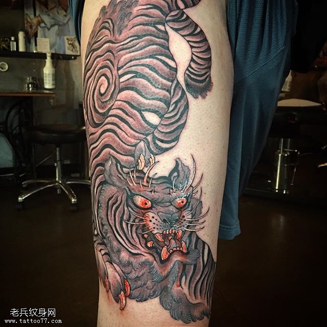 大腿龙头虎尾纹身图案