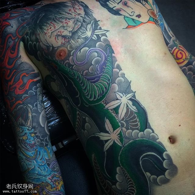 日本风半甲青蛇纹身图案