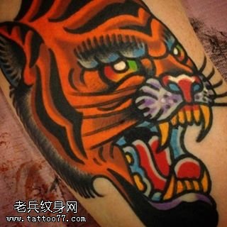 腿部彩绘虎纹身图案