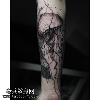 手臂水墨的水母纹身图案