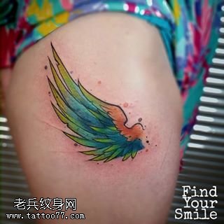 大腿的彩色翅膀纹身图案