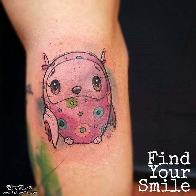 小腿上呆萌的小猫头鹰纹身图案