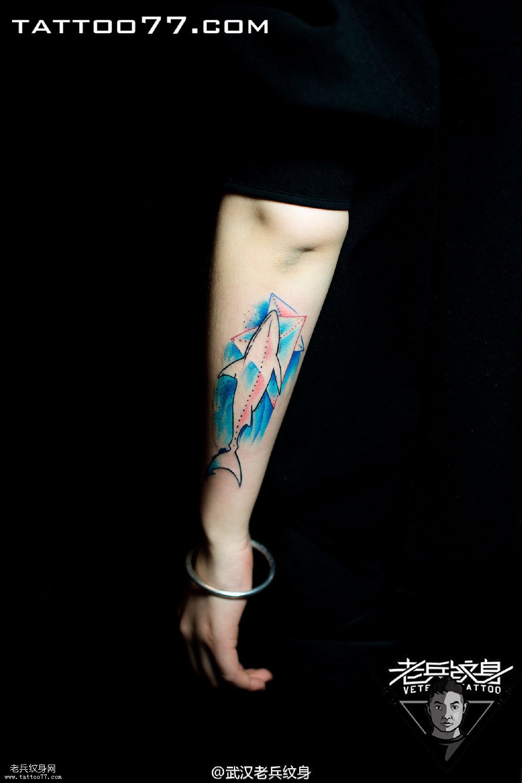 手臂鲸鱼纹身图案作品