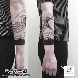胳膊点刺浪花纹身图案