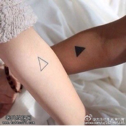 情侣手臂的黑白三角纹身图案