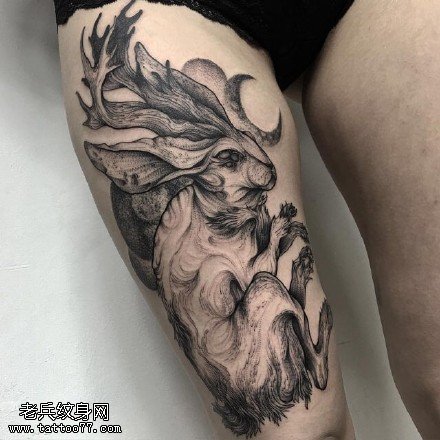 大腿点刺的玉兔纹身图案