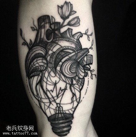 小腿上心脏开花纹身图案