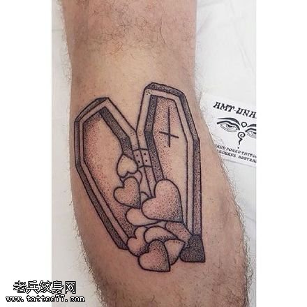 小腿部的爱心纹身图案