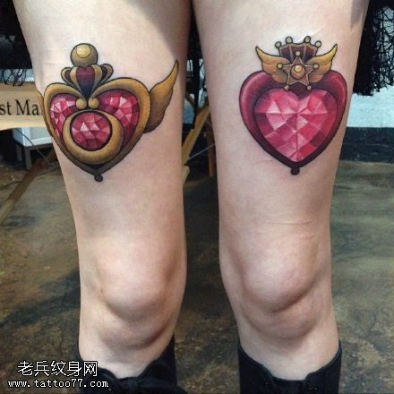 腿部的宝石纹身图案