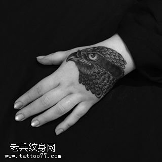 手部的鹰纹身图案