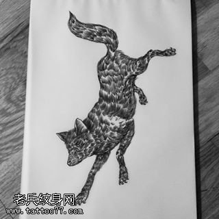 手臂奔跑的狐狸纹身图案