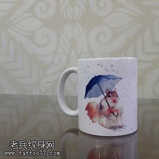 杯子上的考拉纹身图案