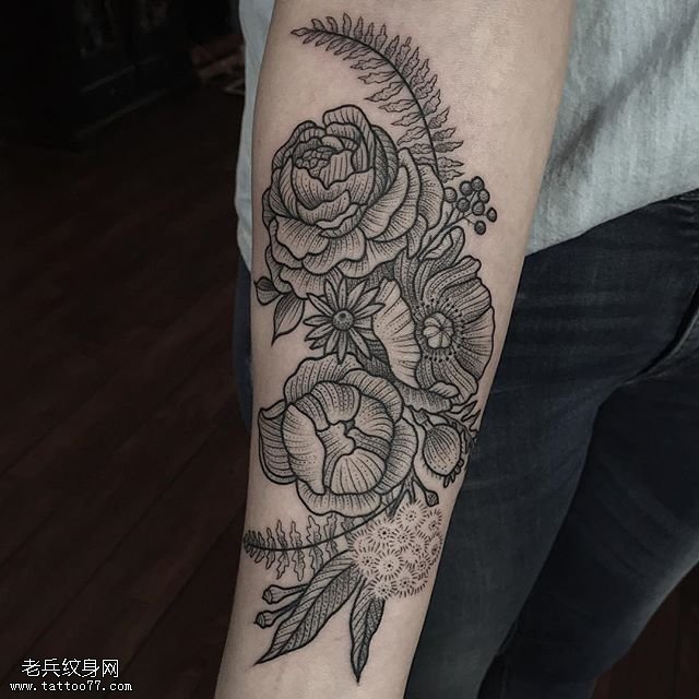手臂点刺的一束花纹身图案