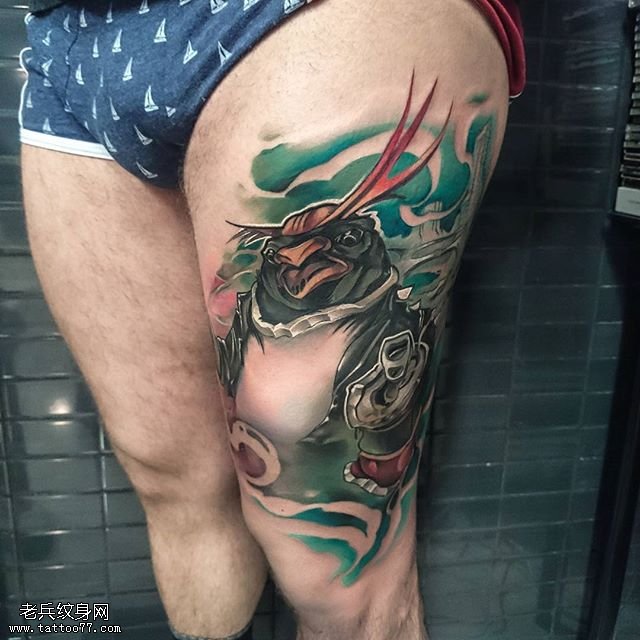 大腿上的乌鸦纹身图案
