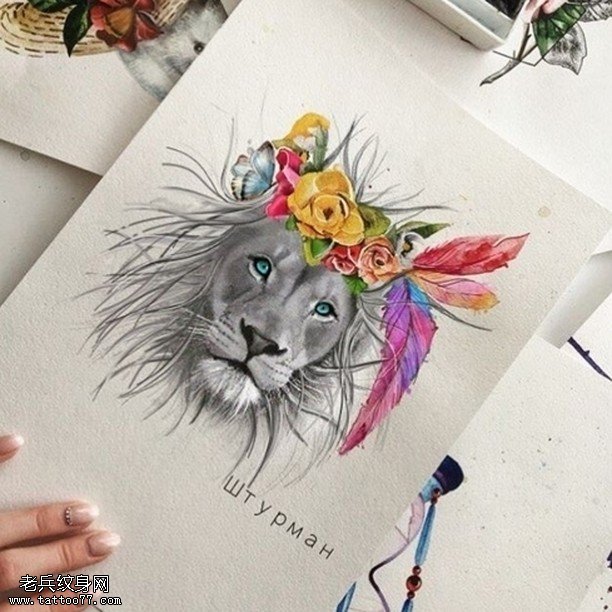 手稿花环下的狮子纹身图案