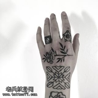 手面上的小花纹身图案