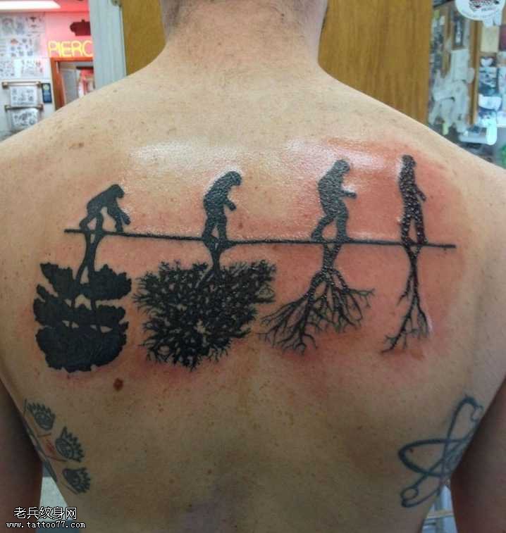 男人背部非常有寓意的纹身图案