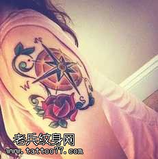 胳膊唯美指南针纹身图案