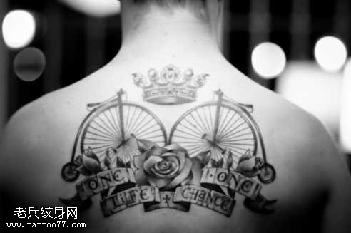 后背车轮皇冠纹身图案