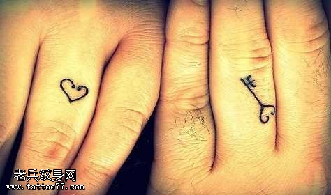 手指上情侣爱心钥匙纹身图案