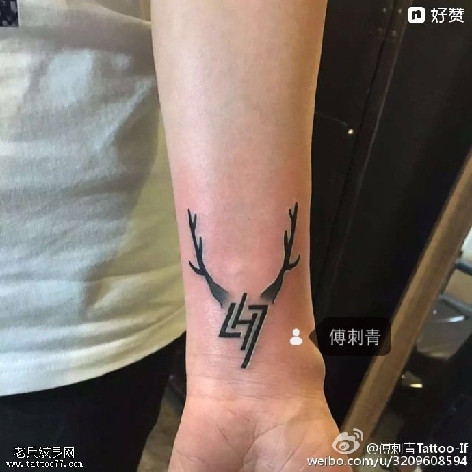 手臂上的鹿角纹身图案