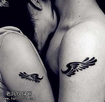 手臂翅膀情侣纹身图案