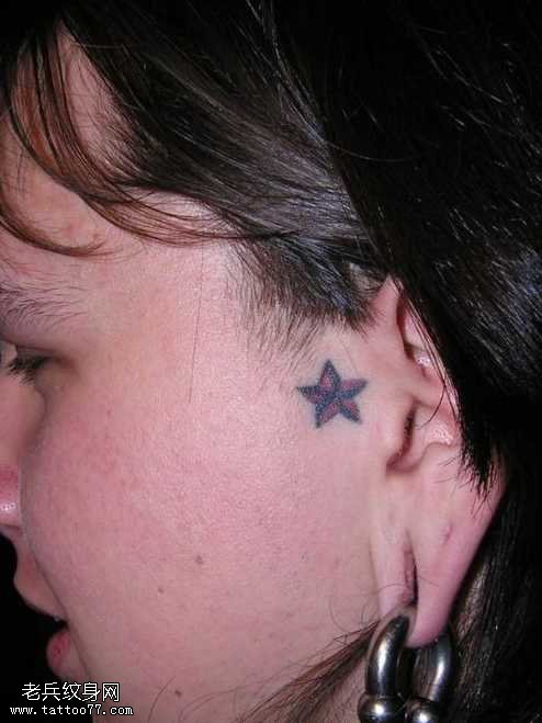 耳部星星纹身图案