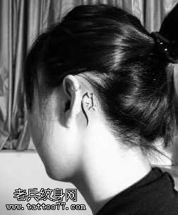 耳部可爱图腾猫咪纹身图案