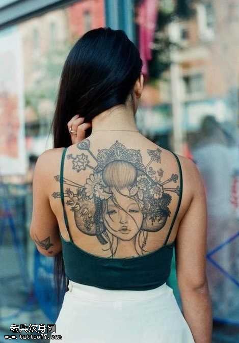 背部漂亮的艺妓纹身图案