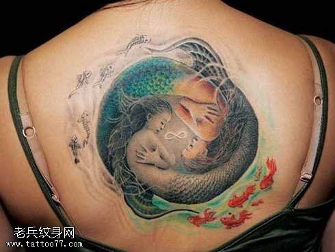 背部时尚的美人鱼太极纹身图案