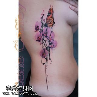 侧背的花卉蝴蝶纹身图案