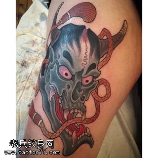 大腿上的般若面具纹身图案