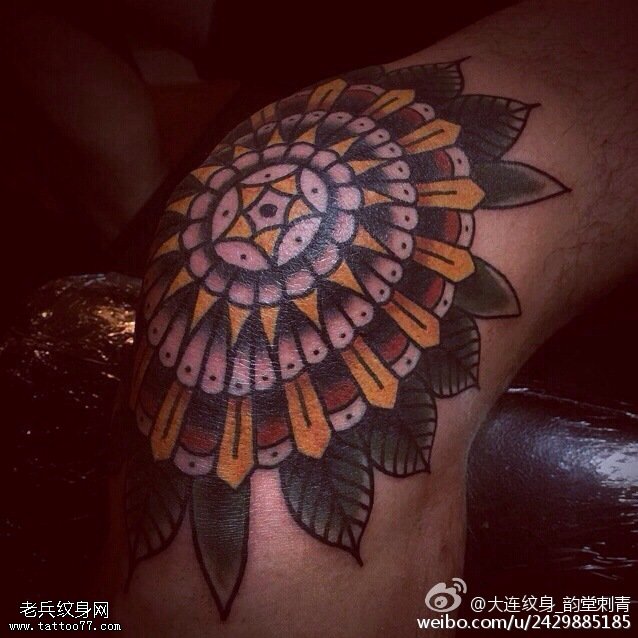 膝盖上彩绘的梵花纹身图案