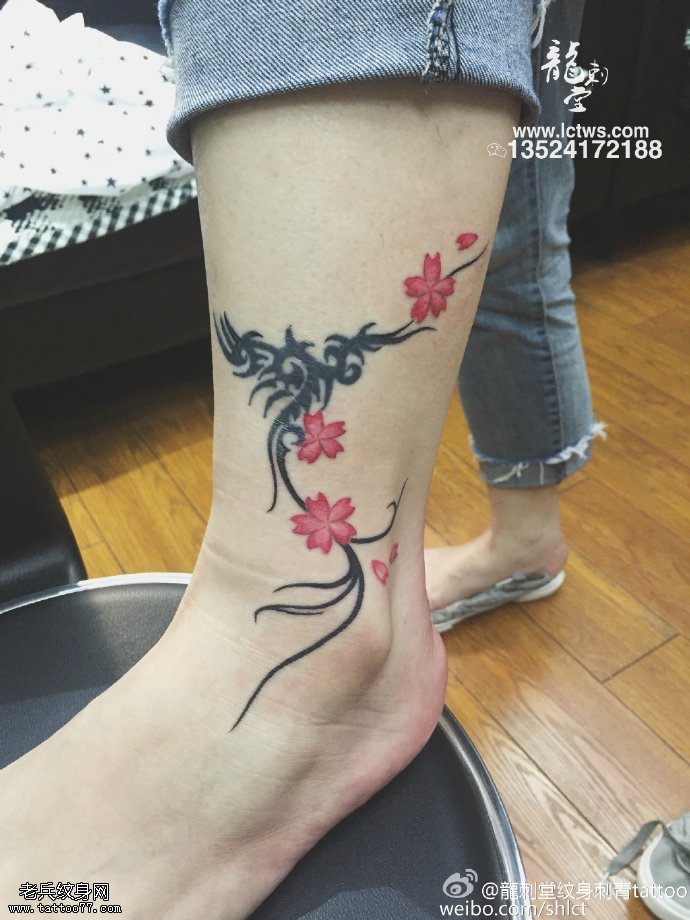 小腿的凤凰花卉纹身图案