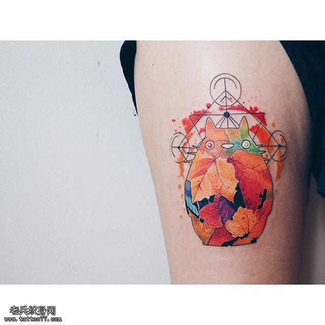 大腿水彩龙猫纹身图案