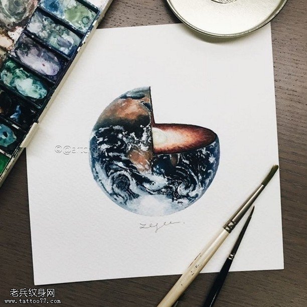 手稿半缺的月球纹身图案