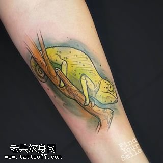 手臂一只黄色的动物纹身图案
