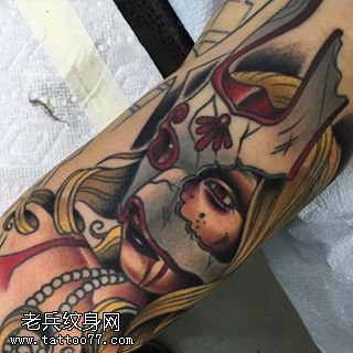 手臂彩绘面具女纹身图案