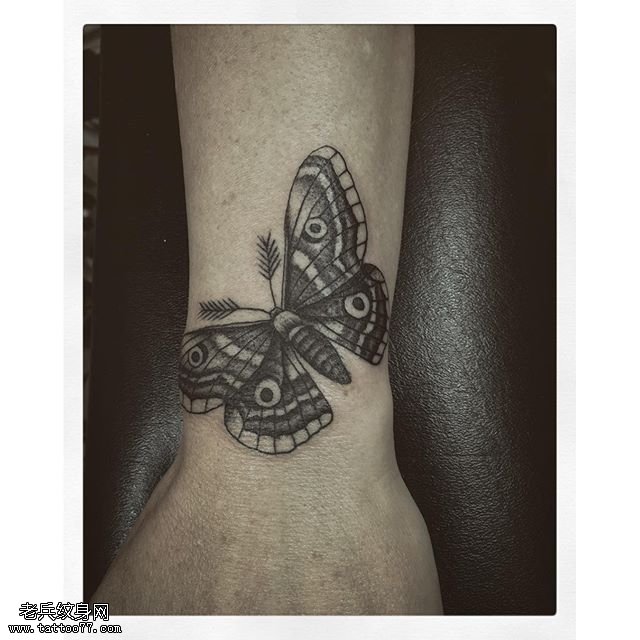 手腕的经典蝴蝶纹身图案