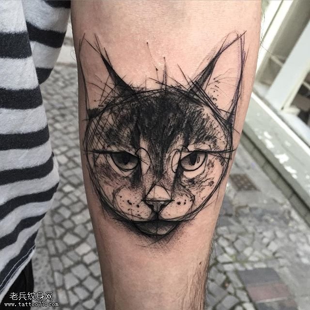 手臂线条的猫头纹身图案