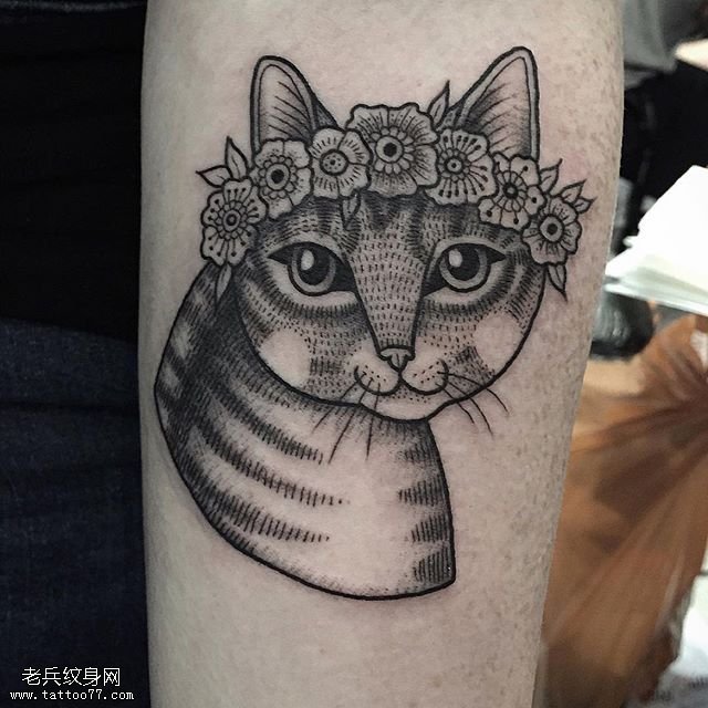 手稿点刺带花环的猫纹身图案