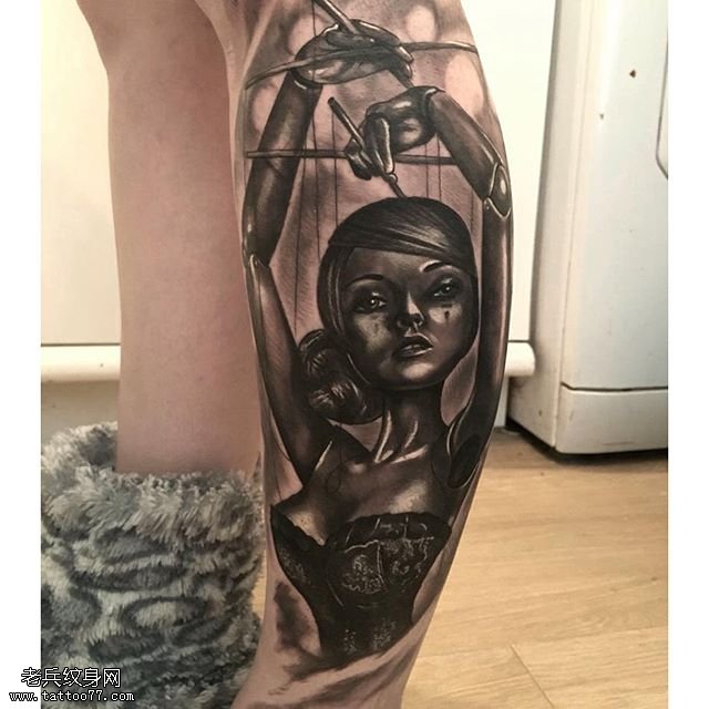 小腿的芭比美女纹身图案