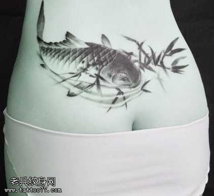 臀部水墨鱼纹身图案